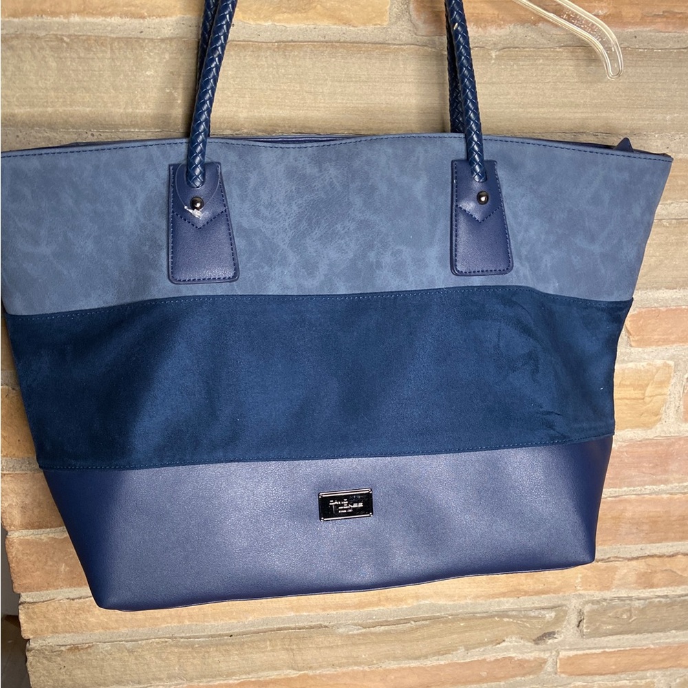 David Jones, large 3 navy blue shades tote. 2 inner pockets with zippers.